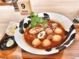 uno de el firma ramen desde un ramen especialista restaurante. Mariscos tom ñam ramen foto