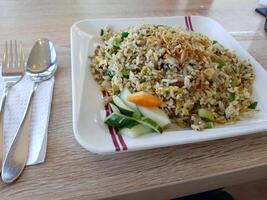 uno de el firma platos desde indonesio restaurantes, nasi goreng Bebek cabe ijo. foto