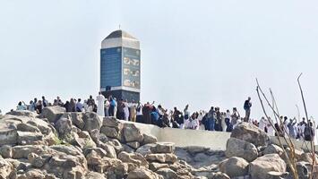 la meca, saudi arabia en febrero 26, 2024. jabal rahmah en arafah es el sitio dónde el profetas Adán y víspera reunió después ellos fueron expulsado desde cielo. esta es el sitio dónde ellos pedir para perdona foto