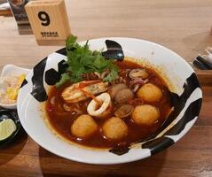 uno de el firma ramen desde un ramen especialista restaurante. Mariscos tom ñam ramen foto