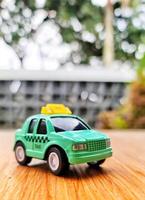 juguete carros en el forma de un verde Taxi. adecuado para Niños foto