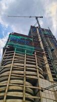 Point of view of someone who is looking up where he sees an apartment building construction, photo