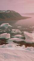 un fascinante ver de icebergs flotante en calma agua video