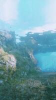 een onderwater- visie van een rots vorming en een zwembad van water video