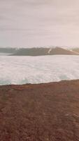 un sereno lago anidado entre majestuoso montañas video