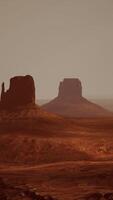 un maravilloso aéreo ver de un Desierto paisaje con majestuoso montañas video