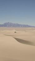 uma deserto panorama com montanhas dentro a distância video