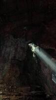 uma tirar o fôlego caverna iluminado de uma hipnotizante volume do luz video