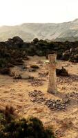 een eenzaam steen kruis staand in de dor woestijn landschap video