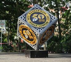 kuala lumpur, Malasia en mayo 21 2023. un en forma de cubo Monumento a conmemorar dirgahayu bandar raya kuala lumpur 1972 - 2022. situado en ciudad centrar foto