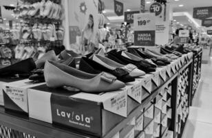 bekasi, Indonesia en diciembre 20 2023. laviola marca De las mujeres Zapatos local indonesio marca a el matahari centro comercial Tienda foto