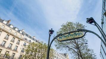 icónico parisino metropolitano firmar en contra un claro azul cielo, París, Francia, capturado en abril 14, 2024, ideal para viaje y transporte temas foto