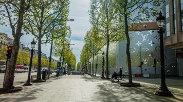 soleado primavera día en París campeones elysees con en ciernes arboles y lujo compras, capturado en abril 14, 2024, Perfecto para viaje y Moda temas foto