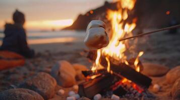 familias reunir alrededor un hoguera en el playa asado Malvaviscos y compartiendo cuentos foto