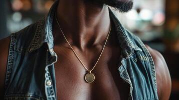 un hombre vistiendo un Único en su clase collar con orgullo mostrando su hecho a mano pedazo y abrazando el personal toque y individualidad ese viene con de los hombres joyería haciendo foto