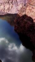 en lugn sjö inbäddat bland majestätisk bergen video