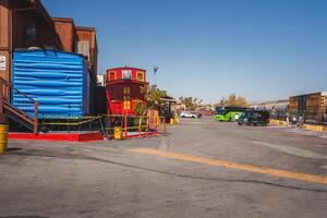 soleado barstow, Estados Unidos histórico ruta 66 estacionamiento lote escena foto