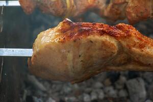 Cocinando kebabs en un parrilla con fumar. Fresco marrón barbacoa carne cocido en un al aire libre parrilla foto
