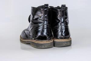 antiguo usado roto negro cuero Ejército cordón botas. de moda otoño botas. elegante De las mujeres de los hombres unisexo grunge botas con cordón. alto militar Zapatos aislado en blanco antecedentes. plano poner. Copiar espacio foto