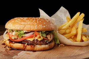 hamburguesa con queso con francés papas fritas y salsa. foto