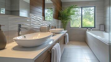un pulcro y moderno baño con un monocromo protector contra salpicaduras presentando grande blanco losas con un sutil gris modelo creando un limpiar y parecido a un spa estético foto
