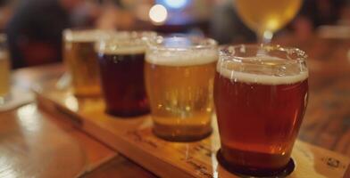 un grupo de visitantes muestras un vuelo de no alcohólico cervezas rango desde sabroso ipas a Rico cerveza negra foto