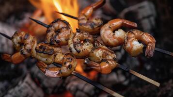 brillante camarón danza en brochetas su delicado cocido a perfección terminado un chicharrón hoguera. el aroma de carbonizado madera perdura en el aire elevando el sabroso sabor foto