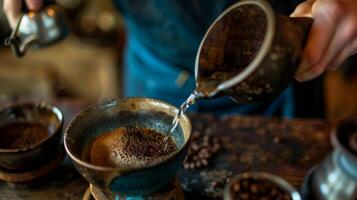 el barista expertamente vierte un taza de un Rico con mucho cuerpo café hecho desde frijoles crecido en el volcánico suelo de un secreto isla foto