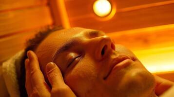 un cliente recepción un linfático drenaje masaje dentro el sauna como parte de su naturópata tratamiento plan. foto