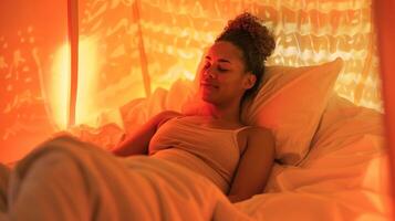 un mujer relajante en un cama cubierto con un infrarrojo terapia sábana usado a calmar su eccemaprona piel. foto