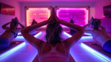 un grupo de personas en un yoga estudio incorporando infrarrojo calor terapia dentro su práctica a gestionar su piel condiciones. foto