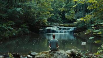 el sonido de aves piar y un distante cascada proporcionar un calmante banda sonora para el mans reflexiones foto