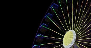 ferris roue à un amusement parc dans Madrid pendant san isidro festivité video