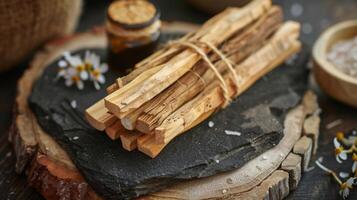 un haz de naturalmente perfumado palo santo incienso palos conocido para su purificación y limpieza propiedades ideal para creando un pacífico y sereno ambiente foto