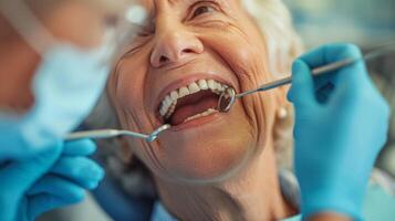 un energético mayor ciudadano brillante un brillante sonrisa mientras un dental profesional inspecciona su dientes y ofertas Consejo en mantener un hermosa y sano sonrisa en Jubilación foto