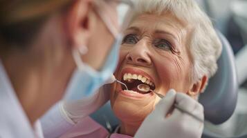 un contenido más viejo mujer recepción un amable dientes limpieza desde su dentista enfoque en el importancia de mantener bueno oral higiene para en general salud y bienestar foto