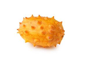 kiwano fruta, verde africano con cuernos melón aislado en blanco antecedentes. foto