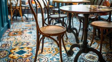 un encantador café con un piso adornado en un surtido de pintado a mano cerámico losas creando un acogedor y atractivo atmósfera. foto