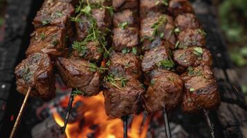 el chicharrón fuego ilumina el oferta carne de vaca kebabs saburral en un hecho en casa barbacoa salsa y adornado con Fresco hierbas para un imbatible cámping comida foto