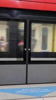 bekasi, Indonesië Aan april 8, 2023. een Gesloten passagier veiligheid deur Bij de jabodebek lrt station. u kan zien een lrt trein voorbijgaan door, aankomen Bij de station. video