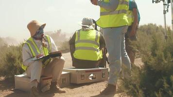 en man i de öken- på de uppsättning av en filma passerar något på de radio till de filma besättning video