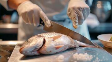 un cocinero meticulosamente fileteado un todo pescado exhibiendo su cuchillo habilidades y precisión foto