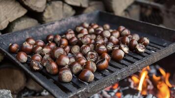 ardiente rojo ascuas proporcionar el fondo para estos delicioso asado a la chimenea castañas su natural dulzura mejorado por el tostado proceso. esta sencillo aún sabroso snac foto