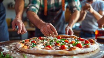 un grupo de hombres aprendizaje cómo a hacer hecho en casa Pizza desde rasguño cada uno ansiosamente agregando su favorito coberturas a crear el Perfecto tarta foto