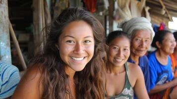 sonriente caras abundar como sabio personas mayores trabajo lado por lado con locales en un voluntario misión a mejorar un comunidad extranjero foto