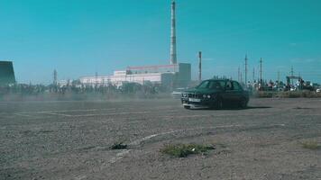 a la deriva auto, profesional conductor a la deriva coche en asfalto carrera pista. fumar y polvo video