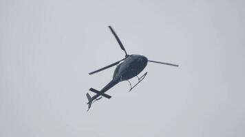 elicottero volante nel il cielo Basso angolo tiro filmato. video