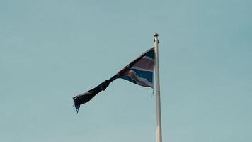 real Unión Jack bandera de el unido Reino en asta de bandera revoloteando en el viento. unido Reino bandera ondulación en viento de genial Bretaña. Reino Unido fuera UE brexit nacional bandera de Reino Unido coronación. británico bandera video