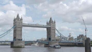 Turm Brücke und Themse Fluss vereinigt Königreich statisch Kamera Filmaufnahme. Vereinigtes Königreich ikonisch Turm Brücke Sommer- Abend. Stativ Schuss von London Wahrzeichen Tower Bridge England welche schön und voll von historisch video