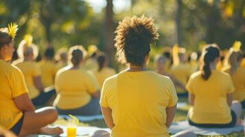 un mar de personas vistiendo brillante amarillo piña camisetas todas reunido en un local parque para un comunidad yoga clase en piña día seguido por un refrescante piña jugo brindis foto
